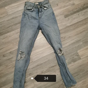 Strl 34 - Möts upp eller skickas mot portokostnad samfraktar givetvis 🥰