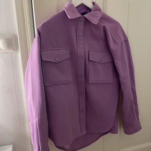 Lila jacka - En jacka från Gina som aldrig har använt.