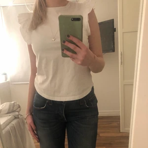 Topp med volang - Söt topp med volanger på ärmarna. Från mango, köpt i somras så tror inte den finns att köpa längre. Knappt använd. 90 kr + frakt 💗