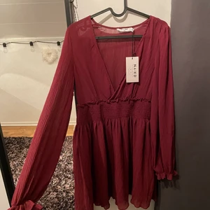 Klänning - Klänning från NA-KD. Aldrig använd, lapp sitter på. Nypris 499kr mitt pris 300kr. Storlek 36