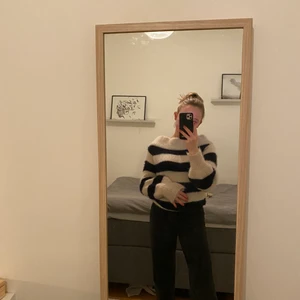 Randig stickad tröja - Fin randig stickad tröja. Supermjuk att ha på sig🥰