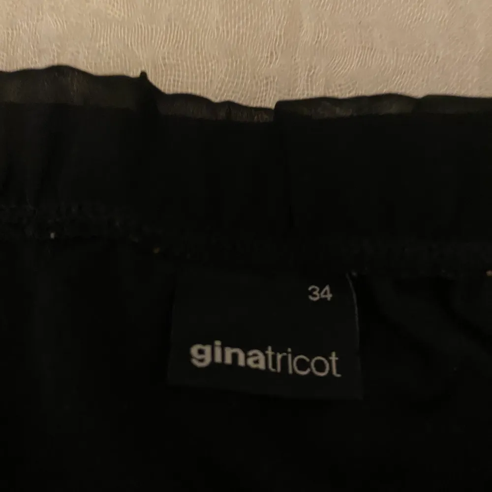 Långklänning från ginatricot i storlek 34 men passar även 36.  Säljs då den tyvärr inte används. Passar närsom om man ska vara uppklädd eller till vardags. Klänningar.