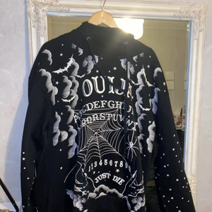Dollskill hoodie - Oversized hoodie köpt ifrån dollskill! Inte min still längre o därför säljs den :)