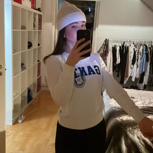 Gant sweatshirt XXS - Vit sweatshirt från Gant i riktigt bra skick. Storleken är XXS men jag brukar ha S och den passar mig bra - se bild. ⚡️