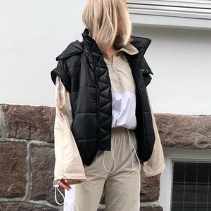 Jacka från nicki studios  - Från deras vinter kollektion 2019/2020. Kan användas som både jacka och väst och har resor vid midjan så finns många olika sätt att använda den. Använd men oväldigt bra skick. Köpt för ca 2500kr. Kan gå ner i pris vid snabb affär