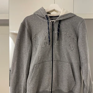 Gant Hoodie  - Säljer denna gant hoodie i storlek S den är i använt skick. Nypris 1200kr säljer den för 150kr