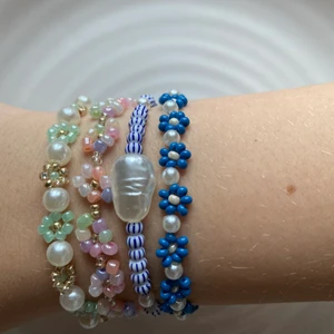 Pärlade armband - Bracelets - 35kr st - fri frakt vid köp av 3st  Annars +13kr frakt Armbanden är gjorda på elastisk tråd! - Dessa armbanden kan man ha till allt! Lätta att matcha till andra armband pågrund av att de ej har någon förlängningskedja⭐️ - Man får bestämma hur stora man vill att armbanden ska vara själv genom mått!💕  Dessa är mina favoriter just nu eftersom de är så lätta att matcha med andra smycken!!!💐