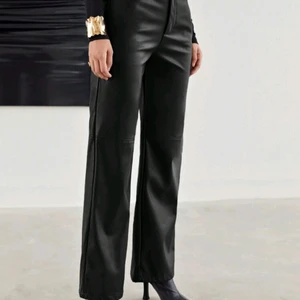 Högmidjade Skinnbyxor  - Supersnygga högmidjade byxor i skinnimitation. Storlek M, midjemått på 73 cm. Var för långa för mig som är 158cm, passar nog bra till någon som är 165-170cm. Aldrig använda så i nyskick. Stretchiga och otroligt sköna på!                                            Köpta från shein men kvalitén är faktiskt väldigt bra! Hämtas i Trelleborg eller skickas, köpare står då för frakt!😊