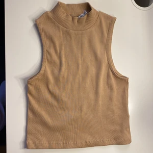 Söt polotopp  - Här har vi en beige topp från lager 157 i storlek M/L. Haft liggandes i garderoben i cirka 1-2 år men aldrig fått någon användning av den. Jag som vanligtvis har storlek XS-S köpte den i M/L på grund av att den sitter rätt tajt. Köparen står för frakten!🙂