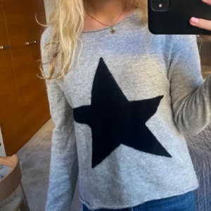 Hunky Dory tröja - Kommer ej till användning därför säljer jag. Bilder från förra ägaren. Står att det är storlek M men passar mer än S. Står ej för frakten💕 om flera är intresserade så blir det budning