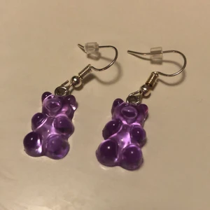 Lila gumibjörn örhängen  - Lila gummibjörns berlocker i örhängen man får även med en godis och ett klistermärke och ett tack kort 