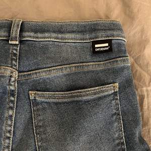 Super fina bootcut jeans i mörkblå från dr denim i st M , dem sitter rätt tajt på mig som har st M så passar säkert S också nypris 499kr men säljer för 140kr+frakt 66kr