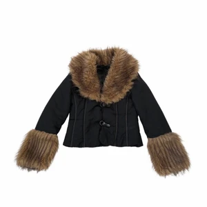 Pälsjacka - Jacka med pälsdetaljer köpt i Berlin, reva i fodret(bild 3)