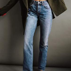 Säljer Zaras populära mid waist jeans, båda har en uppsprättad nedre kant vilket gör dem längre samt snyggare enligt mig. Kontakta mig privat vid frågor.