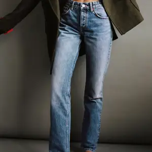 Säljer Zaras populära mid waist jeans, båda har en uppsprättad nedre kant vilket gör dem längre samt snyggare enligt mig. Kontakta mig privat vid frågor.