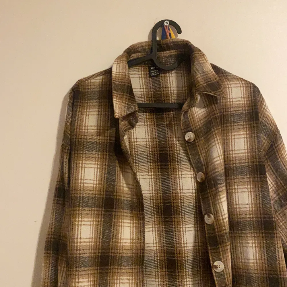 Stickade tröjan 50 kr st M Jackan från Hm 200 kr Flannel jacka från Shein 150 kr st XS sammanlagt 400 kr. Jackor.