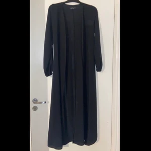 Svart lång kofta  - Säljer denna långa svarta koftan för den aldrig kommit till någon användning. Storlek: S 