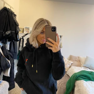 Svart tjocktröja  - Svart tjocktröja i bra skick