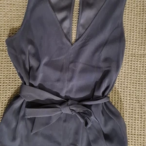 Byxdress - Marinblå byxdress med knytning Använd 2 gånger Ordinarie pris 500kr Vida ben Storlek 36 Frakt tillkommer, 96kr