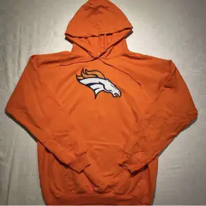 Broncos Hoodie.                                                                No Size tag                                                                                 Fits like M                                                                              Skick 10/10                                                                       Modellen är 185cm lång. Mer finns på sidan, skriv vid ytterligare frågor eller funderingar♻️🔌 Priser går alltid att diskuteras!