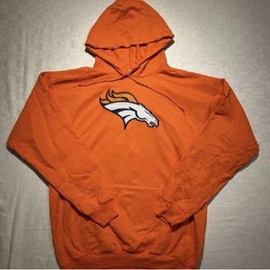 Vintage Hoodie - Broncos Hoodie.                                                                No Size tag                                                                                 Fits like M                                                                              Skick 10/10                                                                       Modellen är 185cm lång. Mer finns på sidan, skriv vid ytterligare frågor eller funderingar♻️🔌 Priser går alltid att diskuteras!