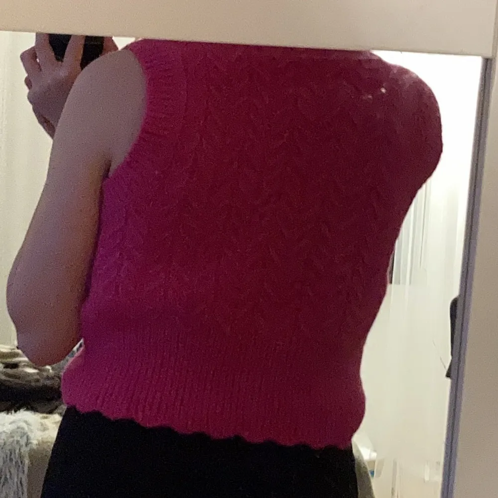 Stickad rosa väst köpt från Zara i strl L, sitter mer som en M. Vid frågor är det bara att skriva, går att få tydligare bilder (smutsig spegel)!🥰 Nytvättad!. Neuleet.