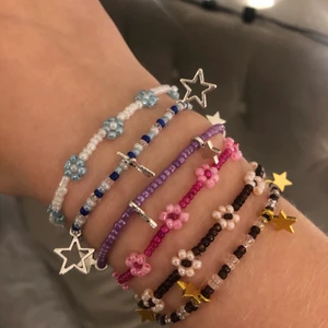 Pärlade armband - Säljer armband som jag pärlar själv💘💘 Kolla mina andra annonser för fler hemmagjorda smycken:) Ni får även komma med egna förslag på färg och design🥰Pris för ett armband med blommor: 40kr, pris för ett med berlocker: 45kr. Frakt tillkommer på 13kr!! 