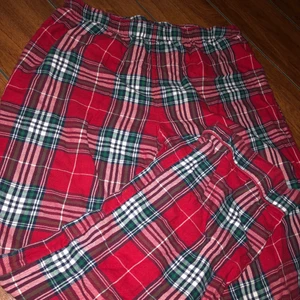 Pyjamasbyxor  - Typ aldrig använt dessa byxor pågrund av att dem är för stora för mig. Det är ett tunt tyg material och är sköna och luftiga. 