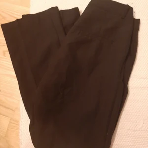 Kostymbyxor från Bikbok - Storlek 40, lite slitna i ena byxbenet men syns knappt