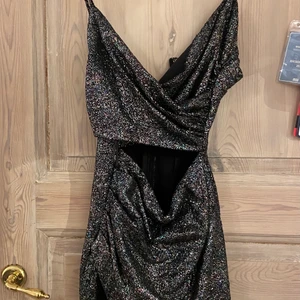Klänning från Zara - Superfin helt ny glittrig klänning från Zara  med utskärning i midjan. Endast testad! Dragkedja bak, bild 2 från Zaras hemsida hur klänningen ser ut på✨