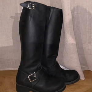 Höga Johnny Bulls strl 37 - Säljer mina höga Johnny bulls i storlek 37 då dom inte kommer till användning. Fint skick då de är använda en vinter bara😇 nypris ca 1500kr