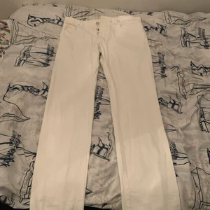 Moncler byxor - Moncler byxor knappt använda. Stl 50. Jätte fint skick och alla tags finns kvar.