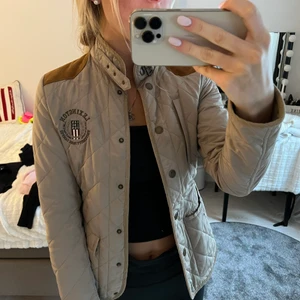 Beige lexington jacka - Jättefin och använd fåtal gånger. Fin nu till våren. Nypris 4000 kr