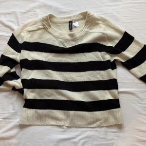 Randig tröja från hm - Säljer min supersöta trendiga tröja från hm💗 köpt hör på plick för länge sedan och är i storlek s💗 säljer helt enkelt för att jag har tröttnat💕 frakt ingår i priset😘