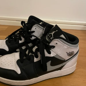 Air Jordan 1 Mid "White Shadow"  - Säljer mina jordans som jag köpte för ett år sen, använda i fint skick men säljer pga att dem är för små. Det finns inga skador eller liknande, finns även kvitto 💖💖💖💖💖