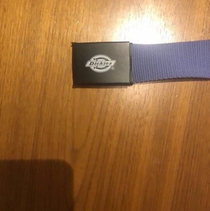 Lila Dickies bälte. - Ett lila Dickies bälte, helt oanvänt.