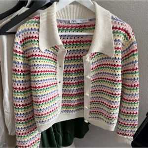 Kofta från zara  - Så snygg randig kofta från Zara. Som ny! Lite kortare i modellen. Strl small 