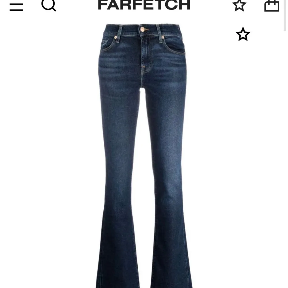 Säljer dessa as snygga jeans från 7 for all mankinds i bootcut, köpte dessa från Farfetch för ca 2700kr för 1 år sedan, men de har blivit för små tyvärr. Dessa är i storlek 26 vilket motsvarar 34 i EU size❤️. Jeans & Byxor.