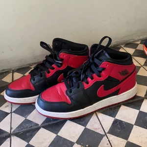 jordens  - äkta jordans och är lite repiga där framme 👍