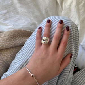 Pilgrim silverring - Ring från Pilgrim i silver. Säljer då jag rensar och den oftast ej kommer till användning tyvärr. Fint skick! Jag har två annonser uppe med ringar, köper du båda kan du få dem för 300 kr sammanlagt inklusive frakt🕺