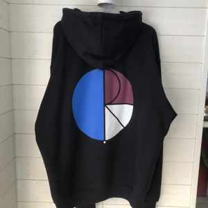 Polar Hoodie  - Svart Polar skate hoodie med snyggt tryck på ryggen i strl XXL. Men sitter som en XL enligt mig. Den är i bra skick och jag säljer pågrund av att den inte används längre. Nypris runt 1000kr. Köparen står för frakten ✨