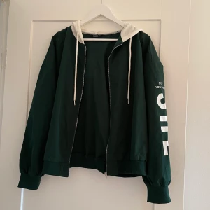 Grön jacka  - Grön jacka i storlek s i nyskick 