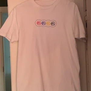 Stroop Tease T-shirt  - Stroop Tease t-shirt i mycket bra skick och använd ett fåtal gånger och inga synliga fel. Storlek M. Färg: Vit. Om du undrar mått eller fler bilder är det bara att slänga iväg ett DM. Ny pris 449 kr