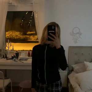 Träningsjacka  - Säljer min ”träningsjacka” då den nu är förliten för mig. Använd ungefär 15 gånger men ser fortfarande ny ut, därav priset 💗