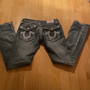 gråa true religon jeans - ‼️intressekoll‼️gråa true religon jeans med vita sömmar o slits där nere. Jeansen är i ett mkt bra skick😦😘😦 ! nu är det många som är intresserade o jag har tänkt på ifall jag ska starta en budgivning kanske!?? kommer inte att sälja byxorna för mindre än 300-400kr (direkt pris 550kr) 😜DET HÖSTA BUDET LIGGER PÅ 550kr😜