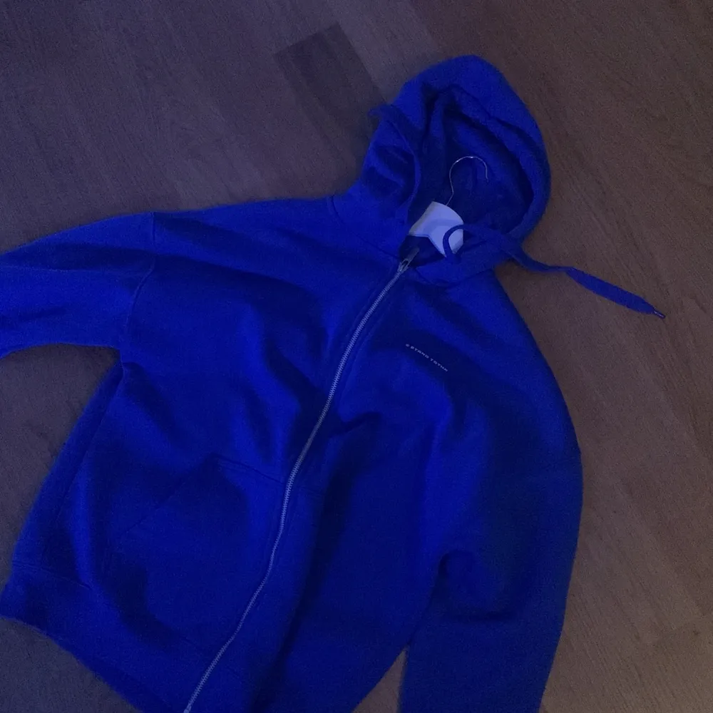 -säljer min helt nya zip hoodie från new yorker -aldrig använd -nypris: 190kr -jätte fint skick -säljer den pga ingen användning :(. Tröjor & Koftor.