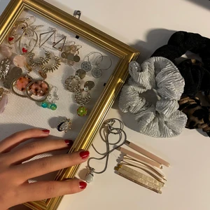 Håraccessoarer och örhängen - En god blandning av örhängen som tyvärr inte kommer till användning. 3st scrunchies: en i svart sammet, en glittrig sillvrig som även är räfflad och en leopardmönstrad. Även ett halsband med en delfin och 7st hårspännen (2st rosa, 2st vita, 2st skimmrigt elfenbensvita och 1st guldglittrig). Pris beror på vad som önskas köpas. Kom med prisförslag i DM