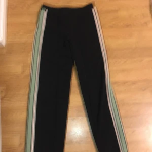 Hm - Jag säljer mina super snygga byxor som är köpta för 250 kr men söljs för 60 kr. Använda få gånger och är i topp skick, kan kanske pruttas ner.