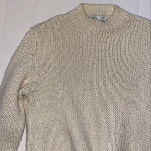 Stickad tröja - Mysig stickad tröja från Zara. Tröjan är i bra skick. Storlek S. Köparen står för frakten💘💓