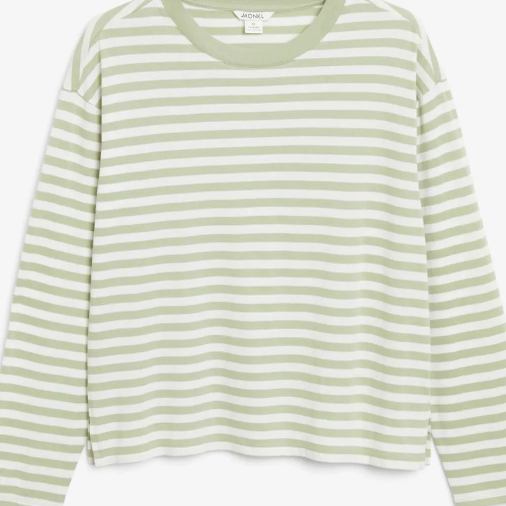 En randig tröja från Monki som jag inte längre använder så mycket. Det är inte exakt samma färg som på första bilden. Färgen som jag har är lite mörkare och mer åt det turkosa hållet (se på de två andra bilderna) och den finns inte längre kvar att köpa på hemsidan.💖💕. Tröjor & Koftor.